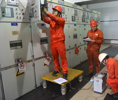 中環(huán)學校 焊工辦理畢業(yè)照